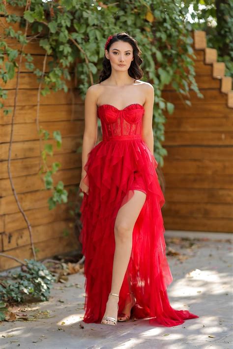 kırmızı uzun straplez elbise
